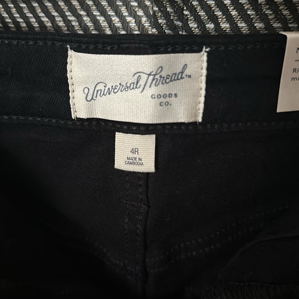 Universal Thread Shorts - Picture 2 of 4